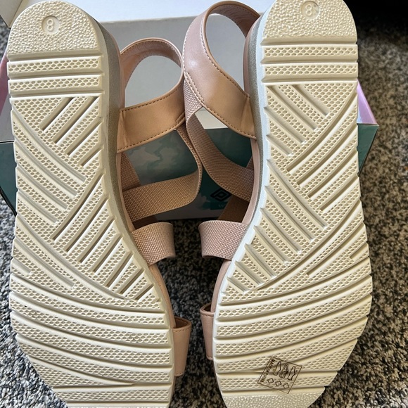 Brand new Dream Pairs Nude Sandals size 8 - Picture 3 of 3